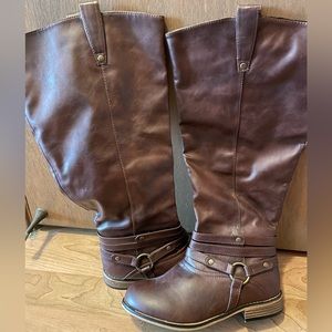 Women’s brown wide calf Bella Cora boots - size 8